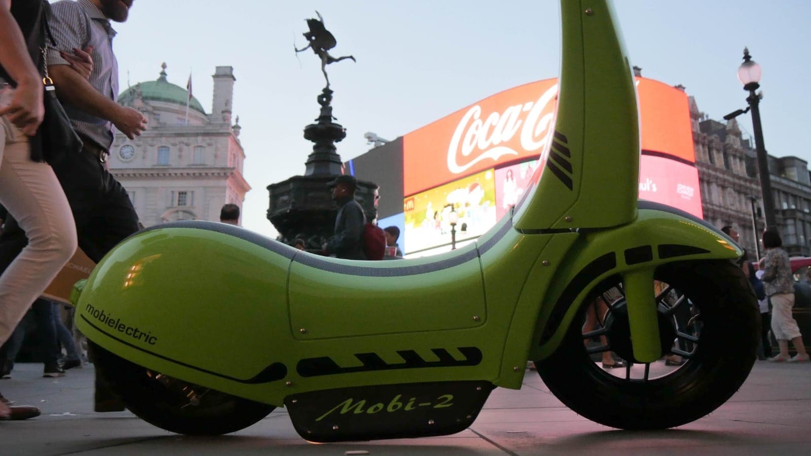Mobi-2 z boku na Piccadilly Circus, czytelny napis Mobi-2 na bocznym podeście i mobielectric na burcie.