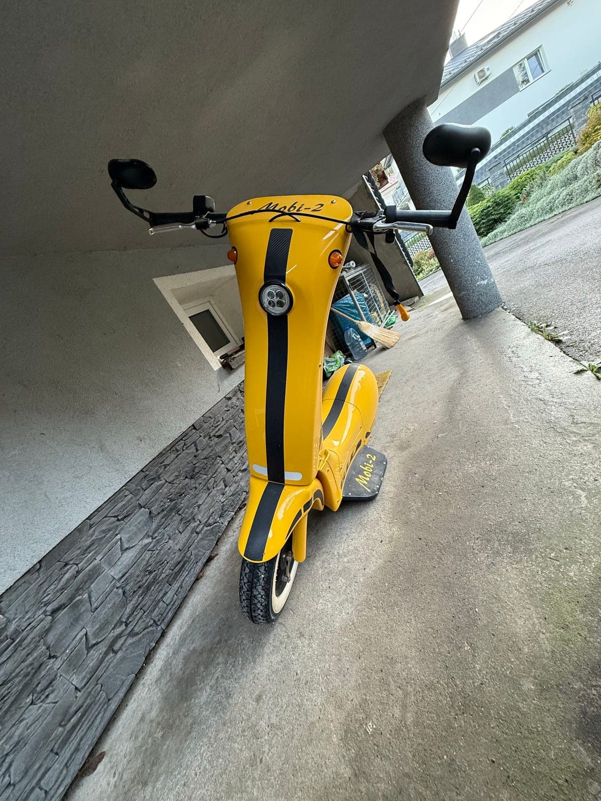 Kokpit prototypu Mobi-2 z góry: kierownica z manetką gazu i przełącznikami.